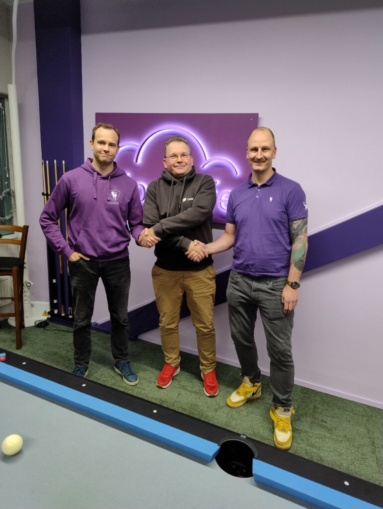 Getafix vahvistuu Cloudlifen yritysostolla. Kuvassa kauppaa kättelevät kolme henkilöä: vasemmalla Anders Westerholm, CTO, Cloudlife Oy, keskellä Mika Paavola, toimitusjohtaja Louhi Net Oy ja Getafix Oy ja oikealla Markus Helander, toimitusjohtaja, Cloudlife Oy.